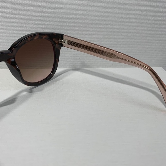 Unique tortoise shell w/rose accented sunglasses - Picture 4 of 4